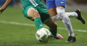 Phân Biệt Bóng Trong Cuộc Và Bóng Ngoài Cuộc Theo Luật FIFA Mới