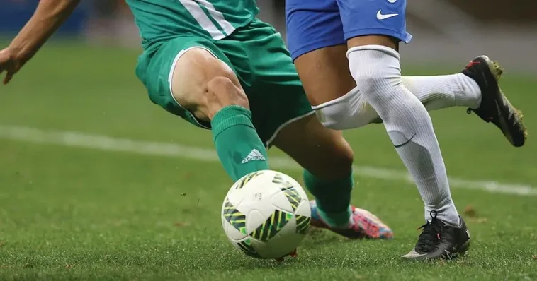Phân Biệt Bóng Trong Cuộc Và Bóng Ngoài Cuộc Theo Luật FIFA Mới